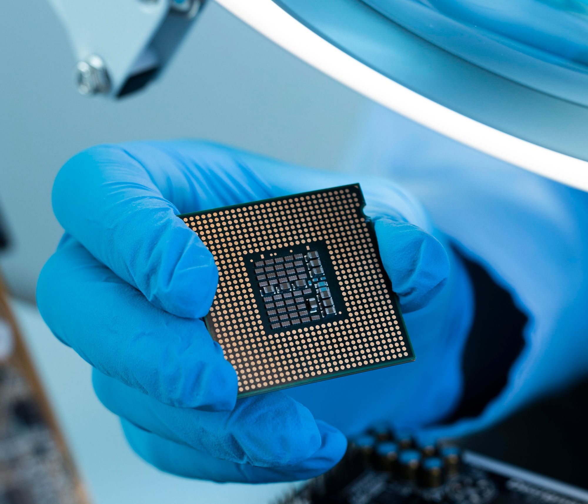 O novo memristor foi desenvolvido com materiais já usados na fabricação de chips • Freepik