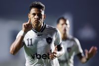 Botafogo vence Vasco de virada com golaço de Matheus Martins