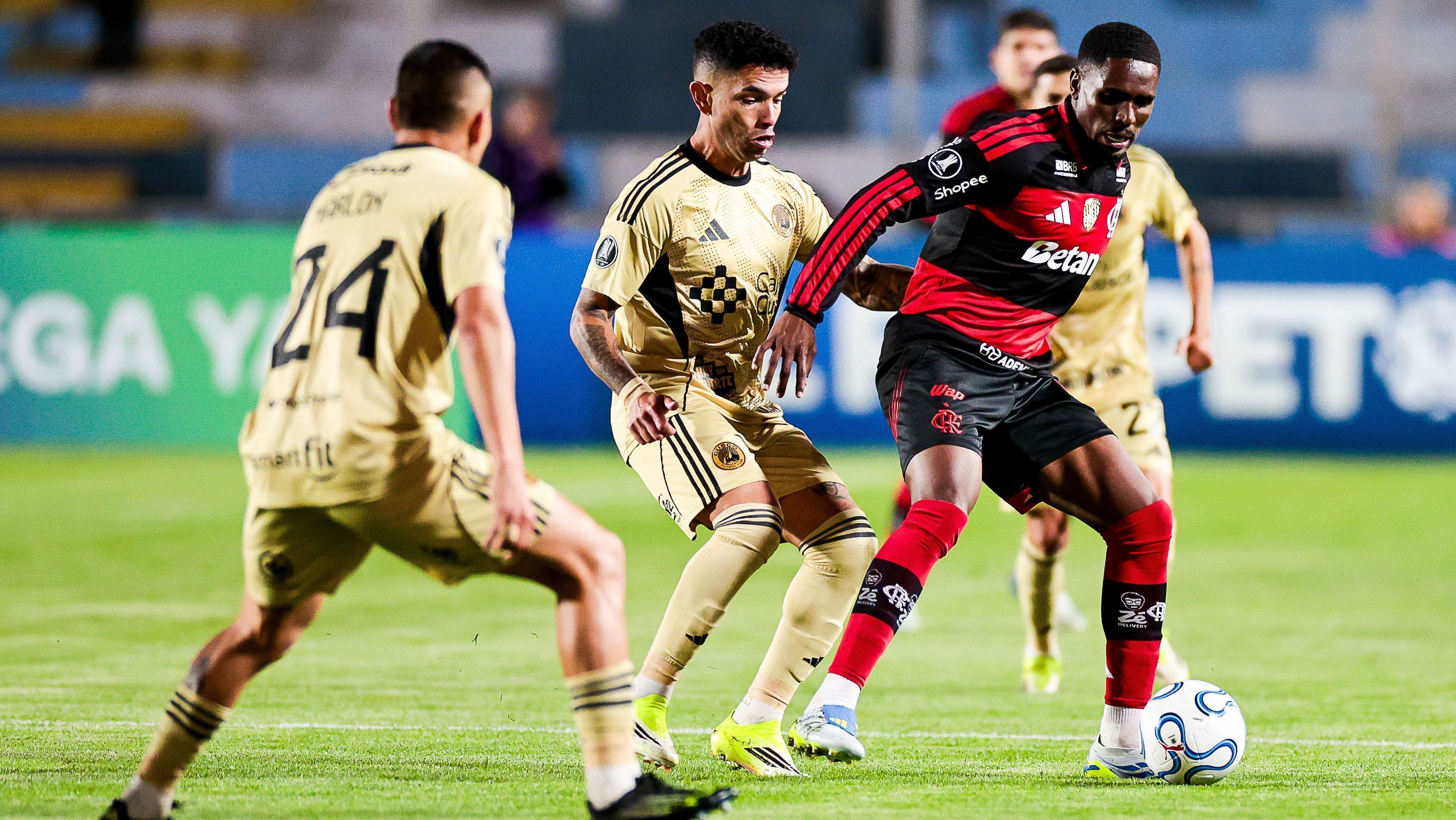 Lance do jogo da Libertadores entre Cusco x Flamengo