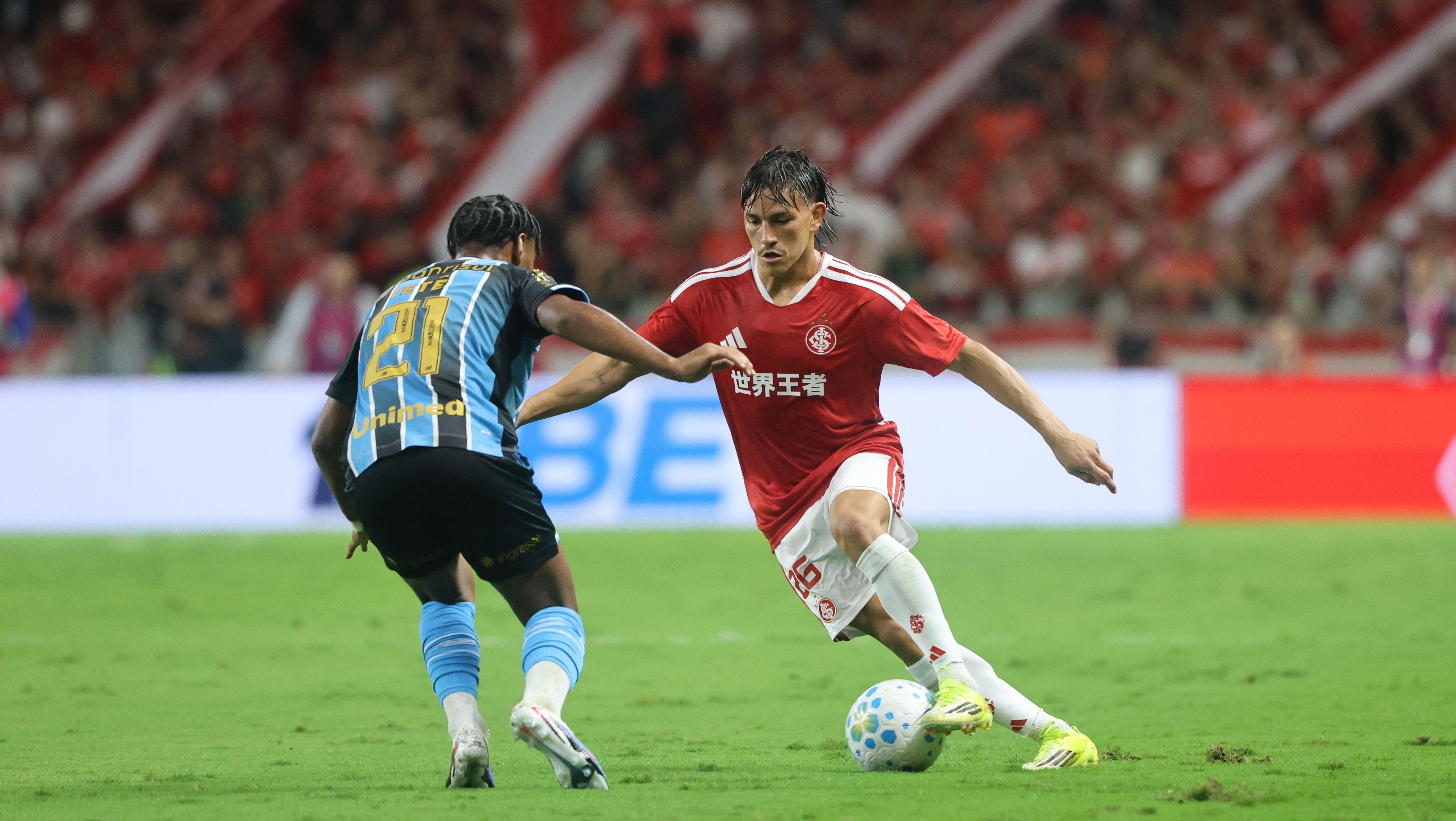 Lance do clássico entre Internacional e Grêmio