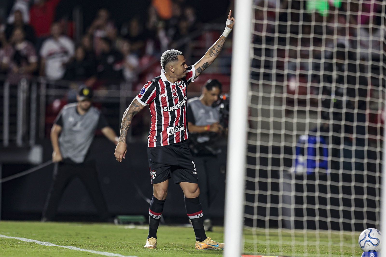 Luciano comemora seu gol contrao O'Higgins