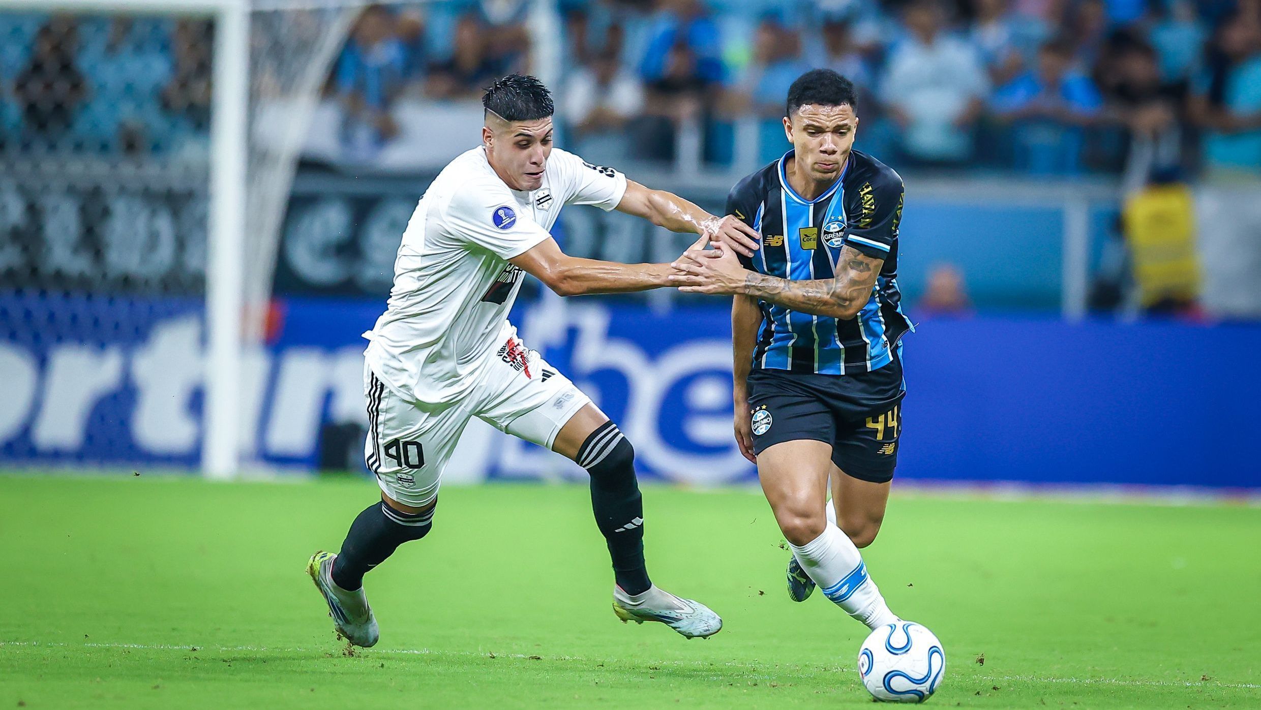 Grêmio vence Deportivo Riestra e conquista primeiro triunfo da Sul-Americana