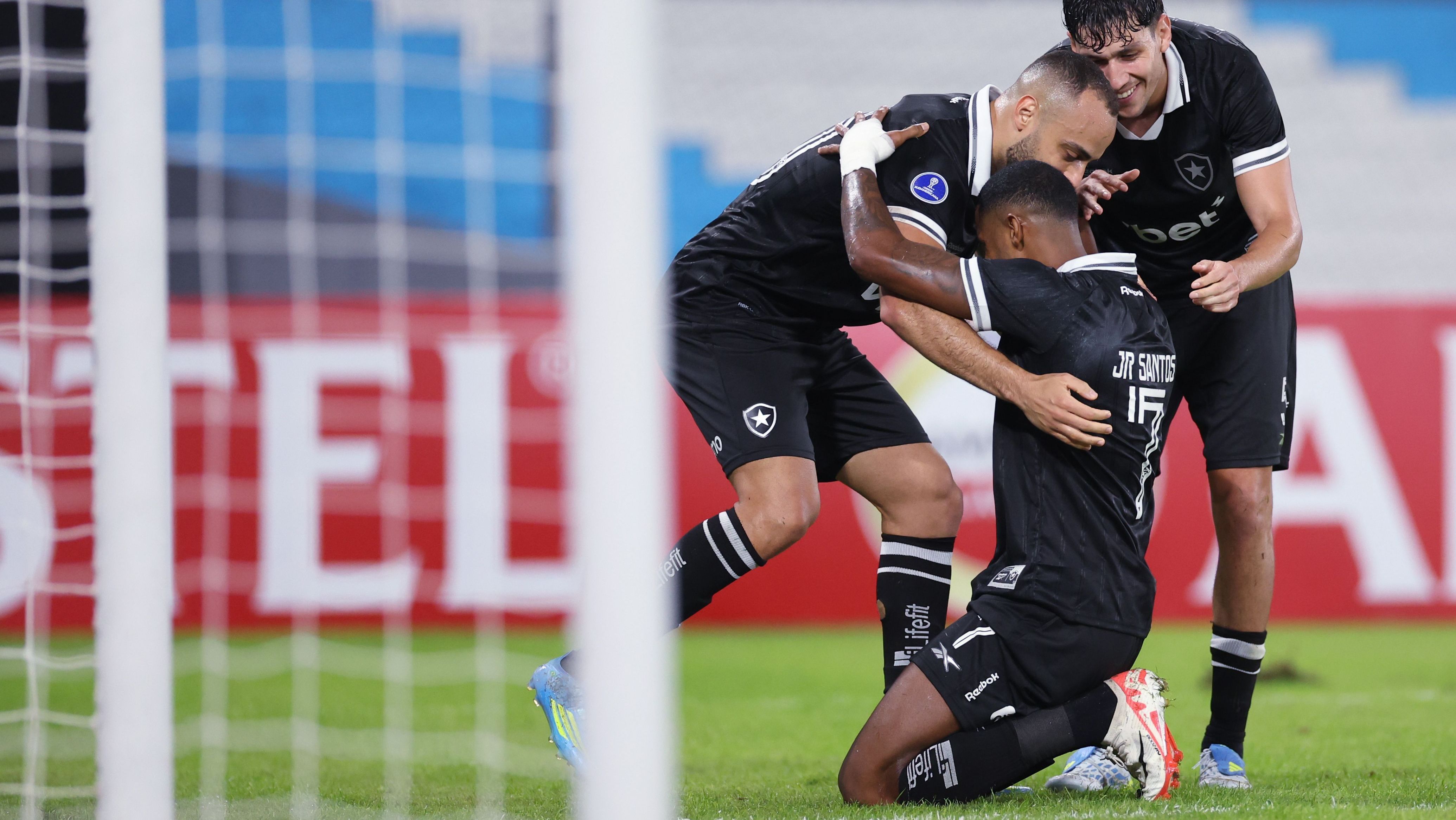 Jogadores do Botafogo celebram gol de Júnior Santos