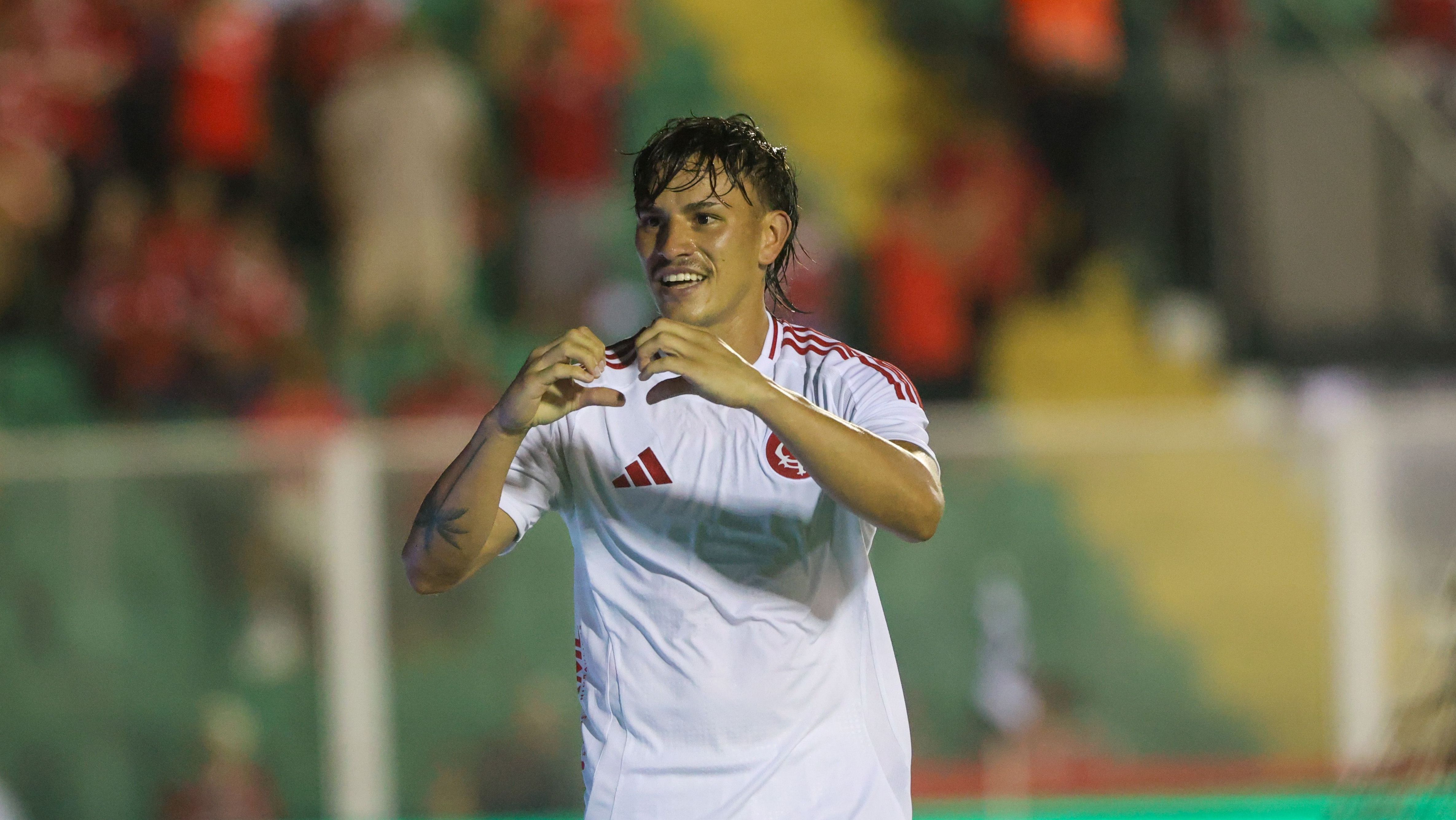 Bernabei, do Internacional, celebra gol contra o Athletic, pela Copa do Brasil