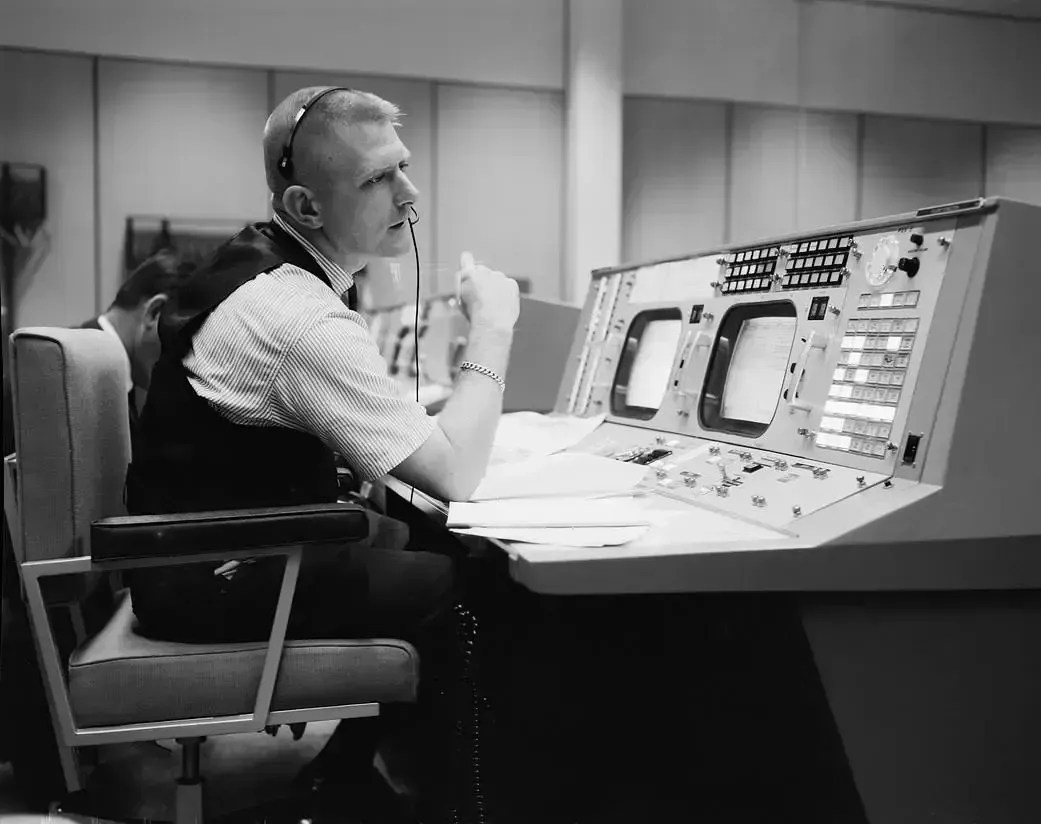 O diretor de voo Eugene F. Kranz é fotografado durante uma simulação no console do Diretor de Voo no Centro de Controle de Missão em Houston, • Nasa