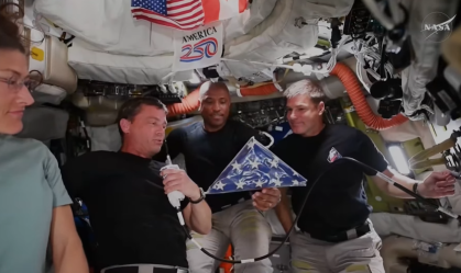 Imagem de destaque do post: Tripulação da Artemis II levou bandeira de Apollo 18 para viagem à Lua