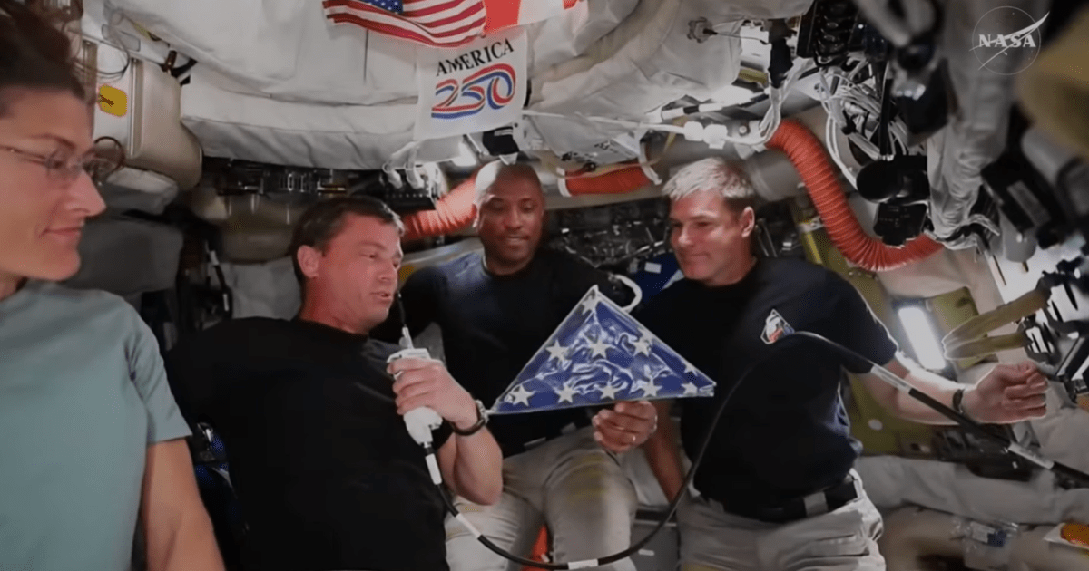 Tripulação da Artemis II levou bandeira de Apollo 18 para viagem à Lua