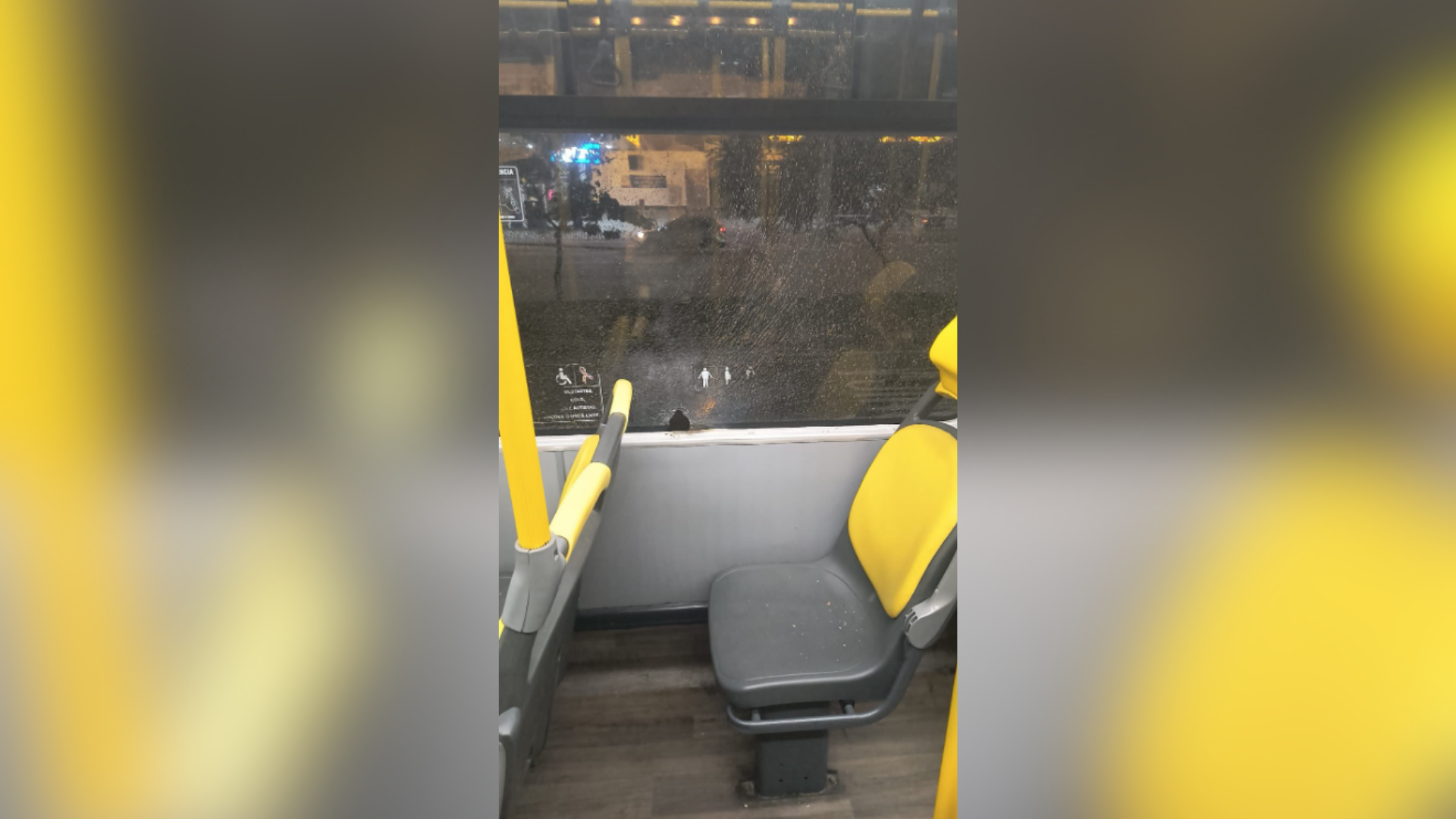 Rojão solto dentro de ônibus danifica janela