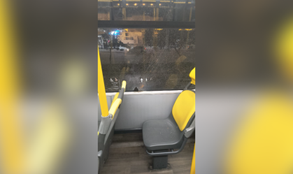 Rojão solto dentro de ônibus danifica janela