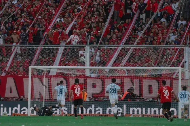 Atacante erra pênalti de cavadinha em superclássico da Argentina