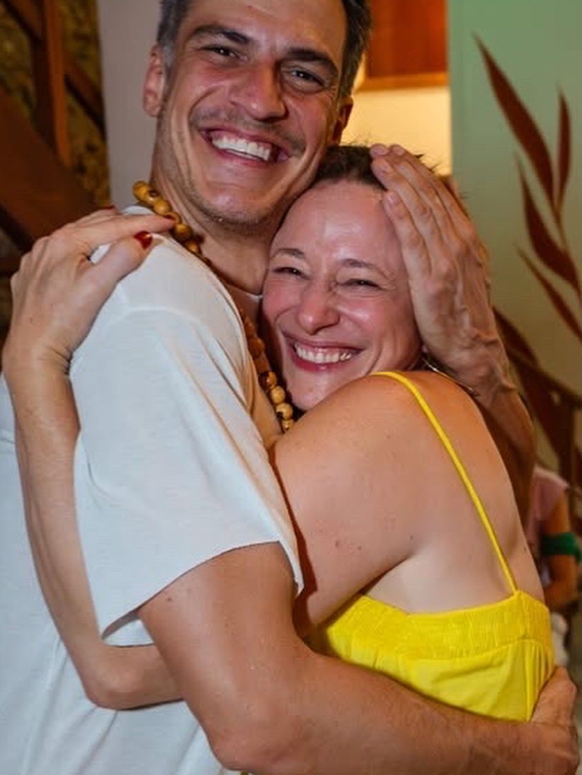 Mateus Solano posa ao lado da ex-esposa, Paula Braun, em festa de aniversário • Instagram/Paula Braun