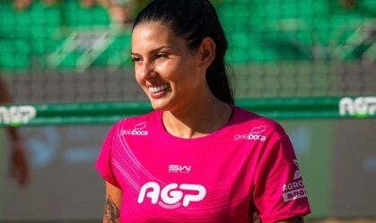 Ana Castela posa em torneio de futevôlei