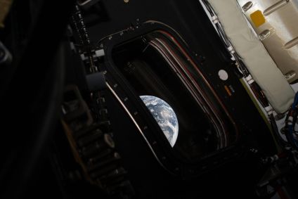 fotografia-de-dentro-da-nave-orion-da-missao-artemis-2-da-nasa-mostrando-um-pedaço-da-Terra-vista-do-espaco