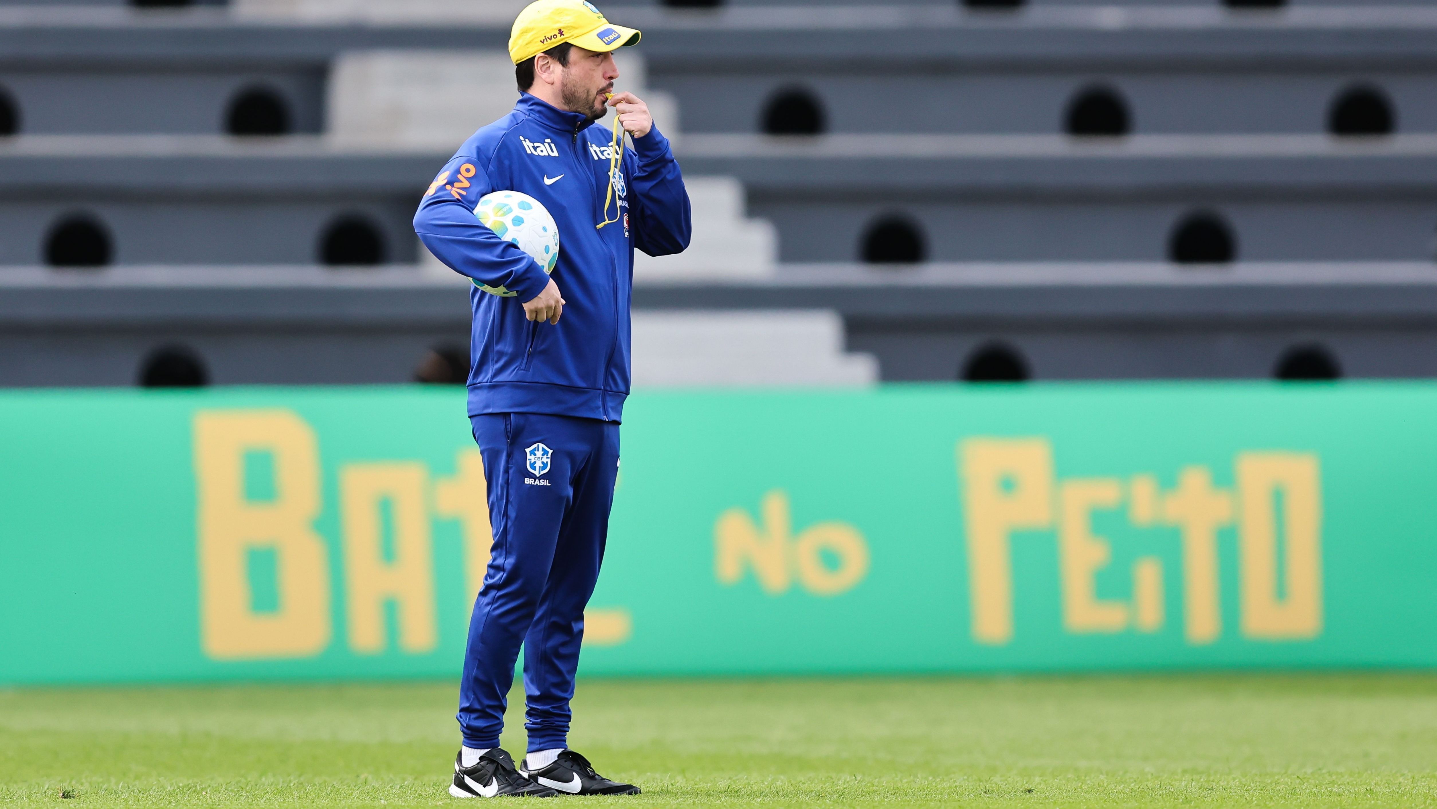 Arthur Elias durante treino da Seleção Brasileira