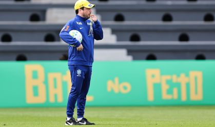Arthur Elias durante treino da Seleção Brasileira