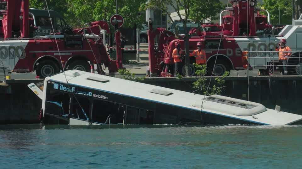 Autoridades recuperam ônibus que caiu no rio Sena, em Paris, na França