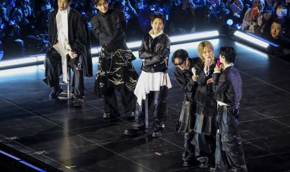 A boy band de K-pop BTS se apresenta no palco durante o show de retorno na Praça Gwanghwamun em 21 de março de 2026 em Seul, Coreia do Sul
