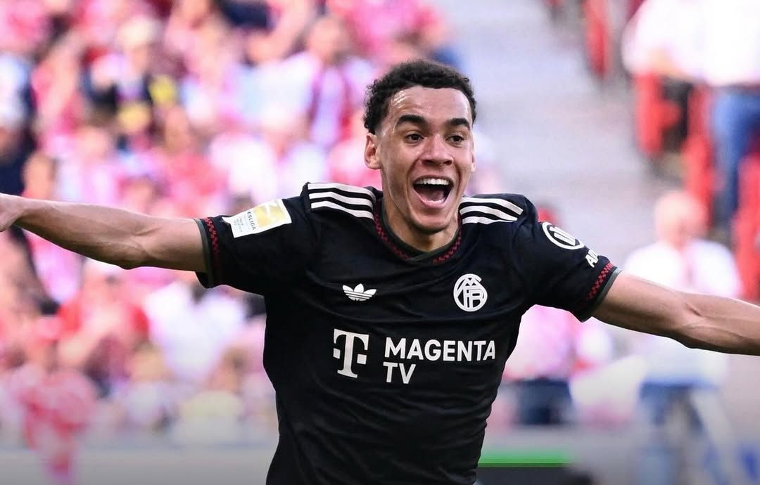 Opel Arena, em jogo válido pela 31ª rodada da Bundesliga 25/26.