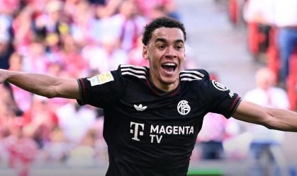 Opel Arena, em jogo válido pela 31ª rodada da Bundesliga 25/26.