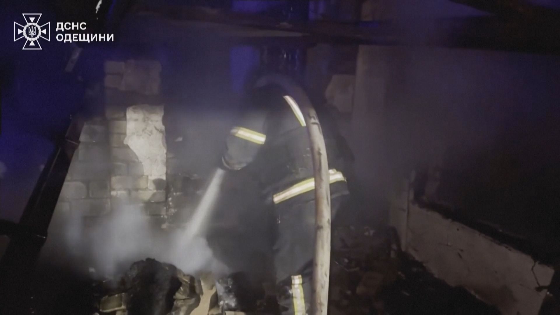 Bombeiro apaga incêndio após ataque da Rússia em Odessa