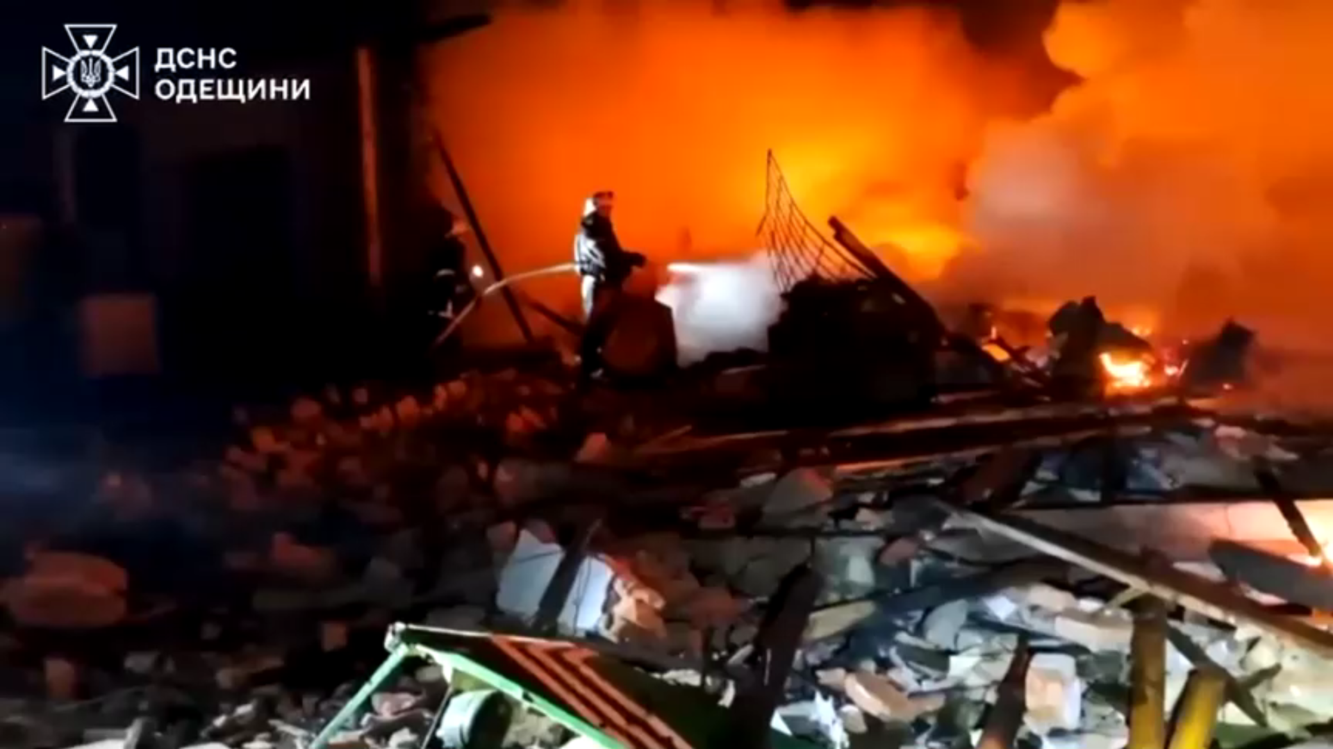 Bombeiros apagam incêndio em Odessa, na Ucrânia, após ataque da Rússia