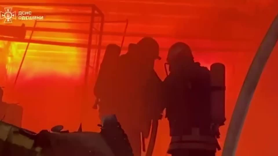 Bombeiros apagam incêndio em Odessa, na Ucrânia, após onda de ataques da Rússia