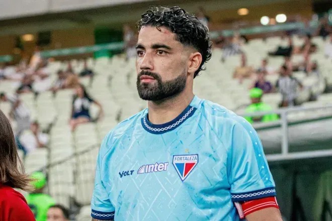 Britez, capitão do Fortaleza, entra em campo para a partida contra o Ceará