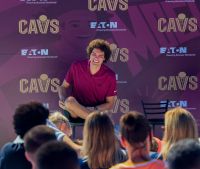 Anderson Varejão e Cavs inauguram sexta quadra de basquete no Brasil; veja