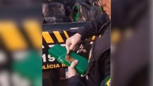 A carga transportada era de cosméticos, no entanto, ao chegar no local, os agentes perceberam que os populares estavam saqueando não somente os cosméticos, mas também barras de maconha