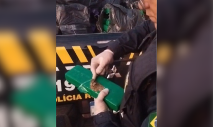 A carga transportada era de cosméticos, no entanto, ao chegar no local, os agentes perceberam que os populares estavam saqueando não somente os cosméticos, mas também barras de maconha