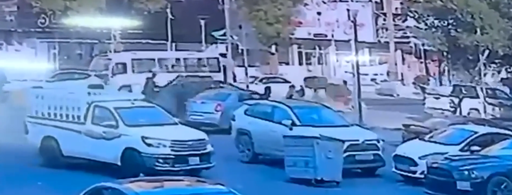 Câmera de segurança registra momento em que Shelly Kittleson é levada em Bagdá