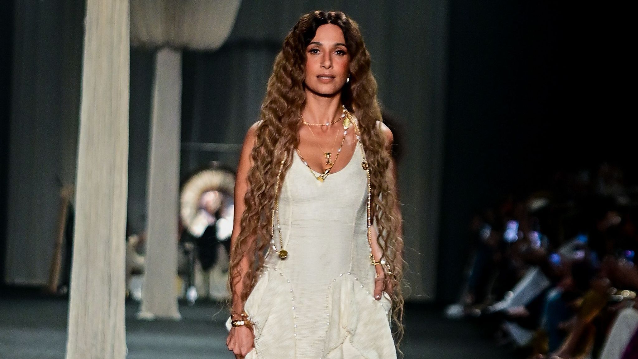 Camila Pitanga no desfile da Aluf no Rio Fashion Week