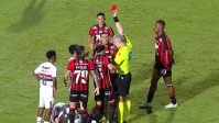 Jogador do São Paulo é expulso após acertar chute na cabeça de adversário