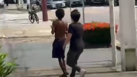 Vídeo mostra alunos de direito atacando homem em situação de rua com taser em Belém