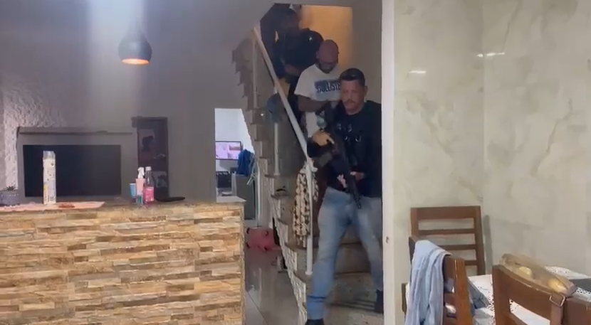 Homem é preso por formação de milícia