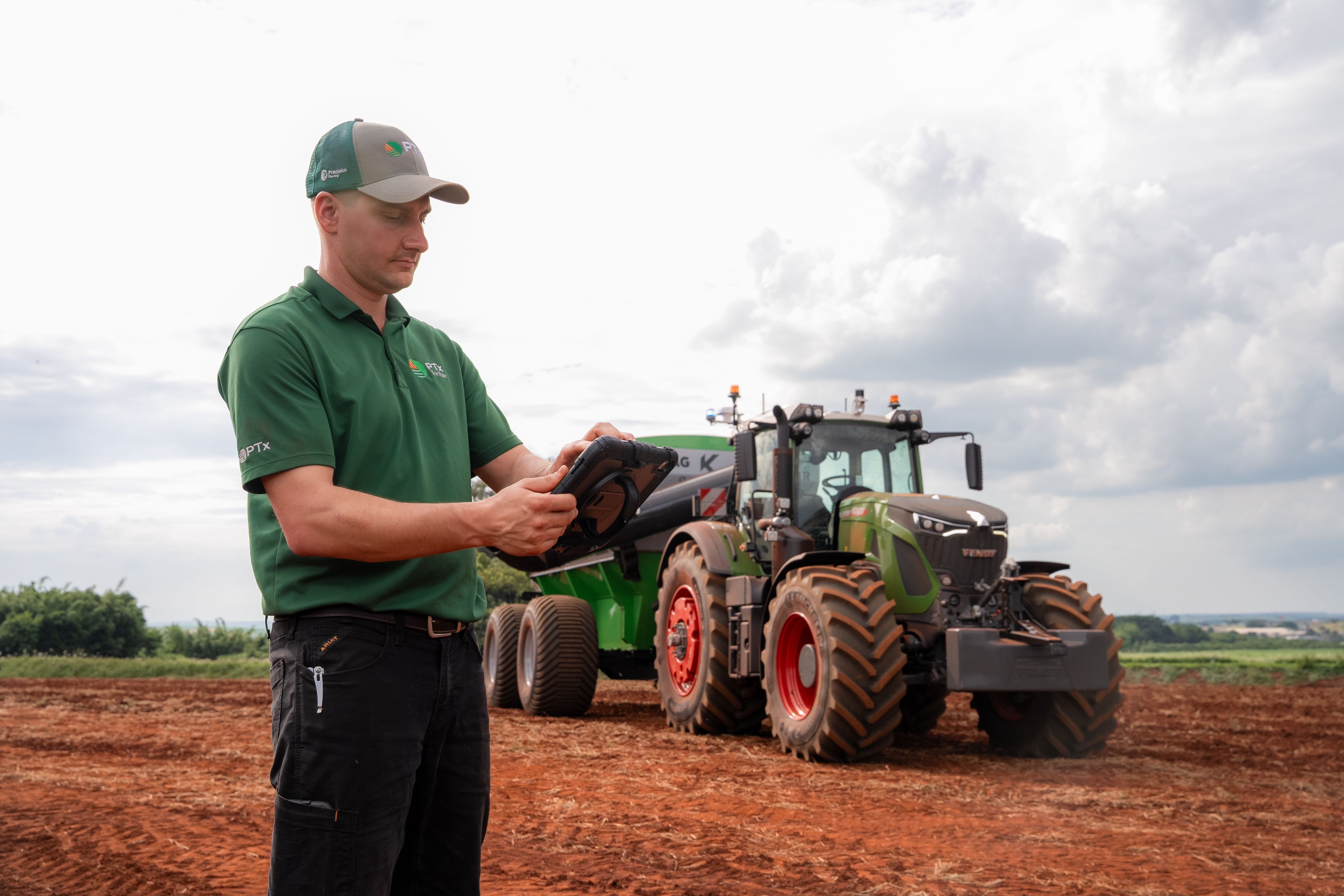Trator agrícola sendo guido por um tablet • Fendt