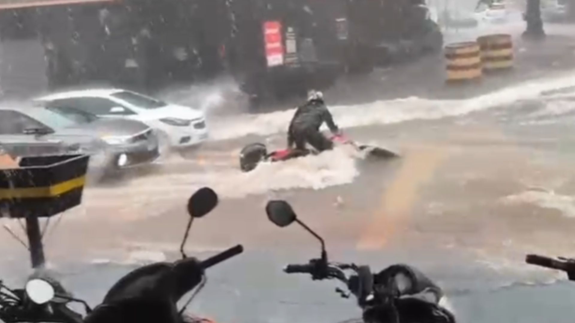 CHUVA-ENXURRADA-MOTOCICLISTA-GO-08.04.2025