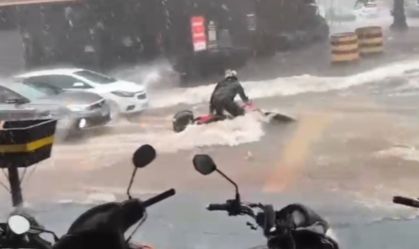 CHUVA-ENXURRADA-MOTOCICLISTA-GO-08.04.2025