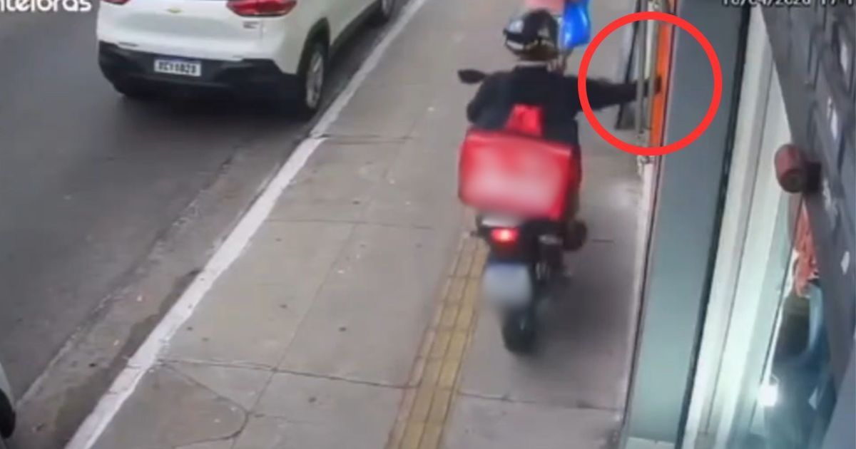 Vídeo: falso entregador sobe na calçada e rouba celular de mulher em SP