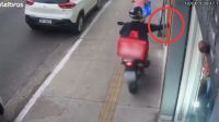 Vídeo: falso entregador sobe na calçada e rouba celular de mulher em SP