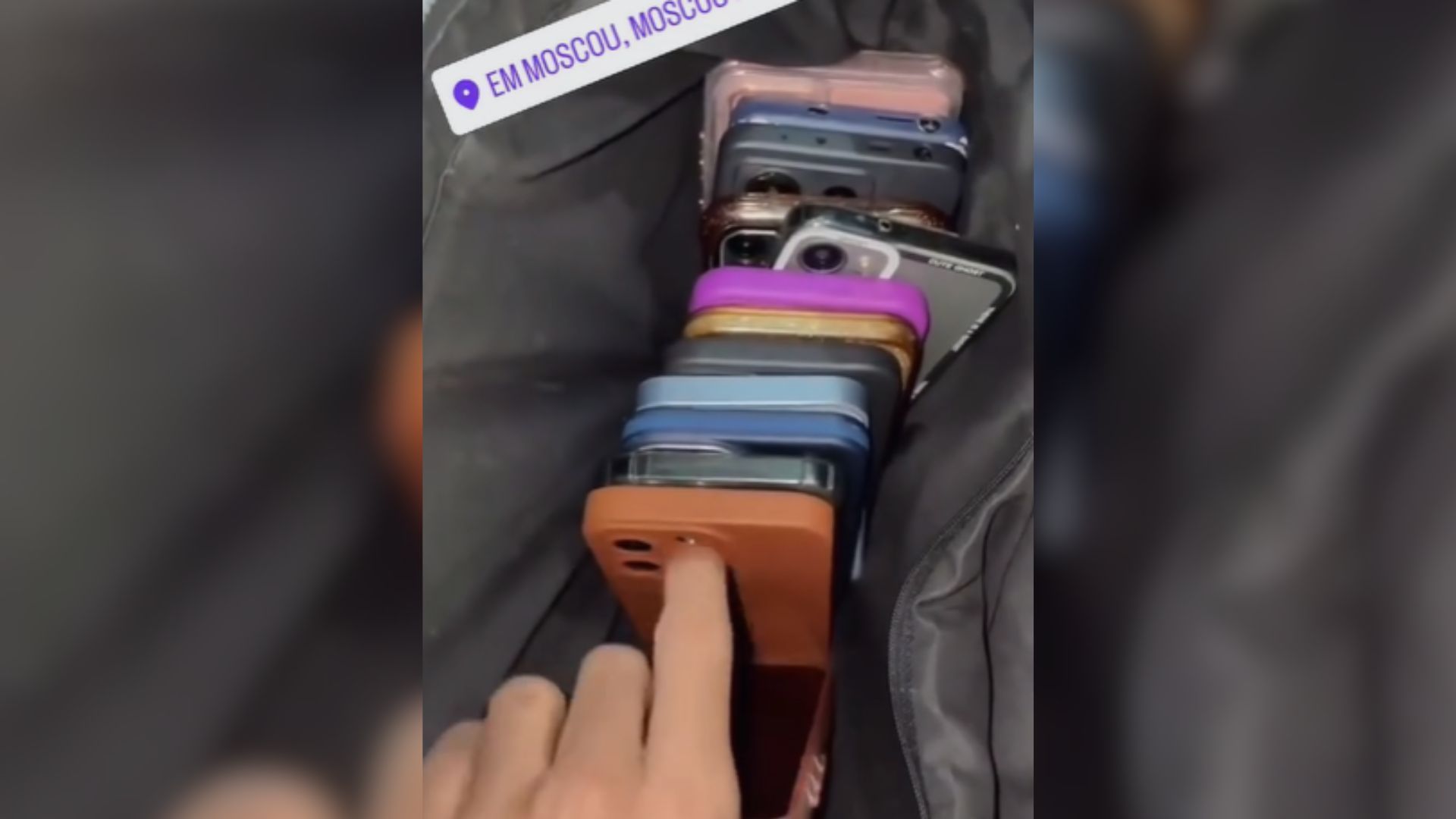 OSTENTAÇÃO DE CELULARES