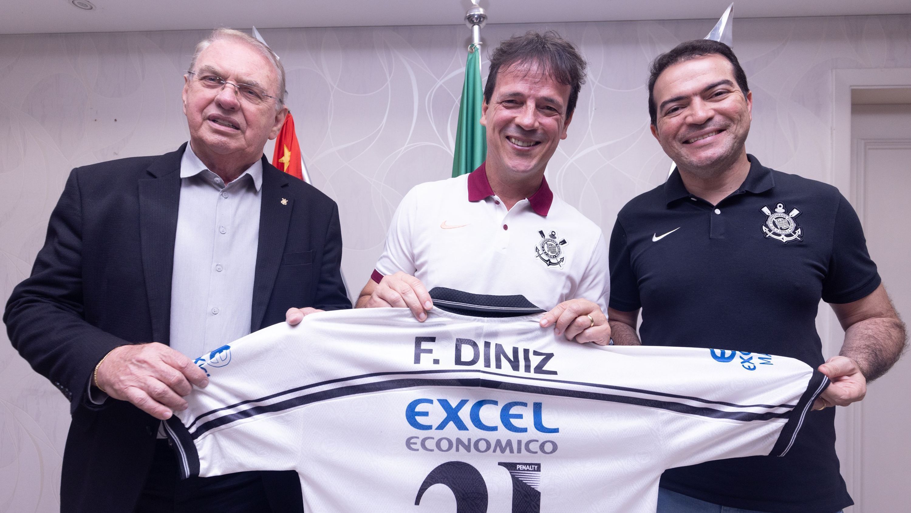 Fernando Diniz com a camisa dos tempos em que atuou pelo Corinthians