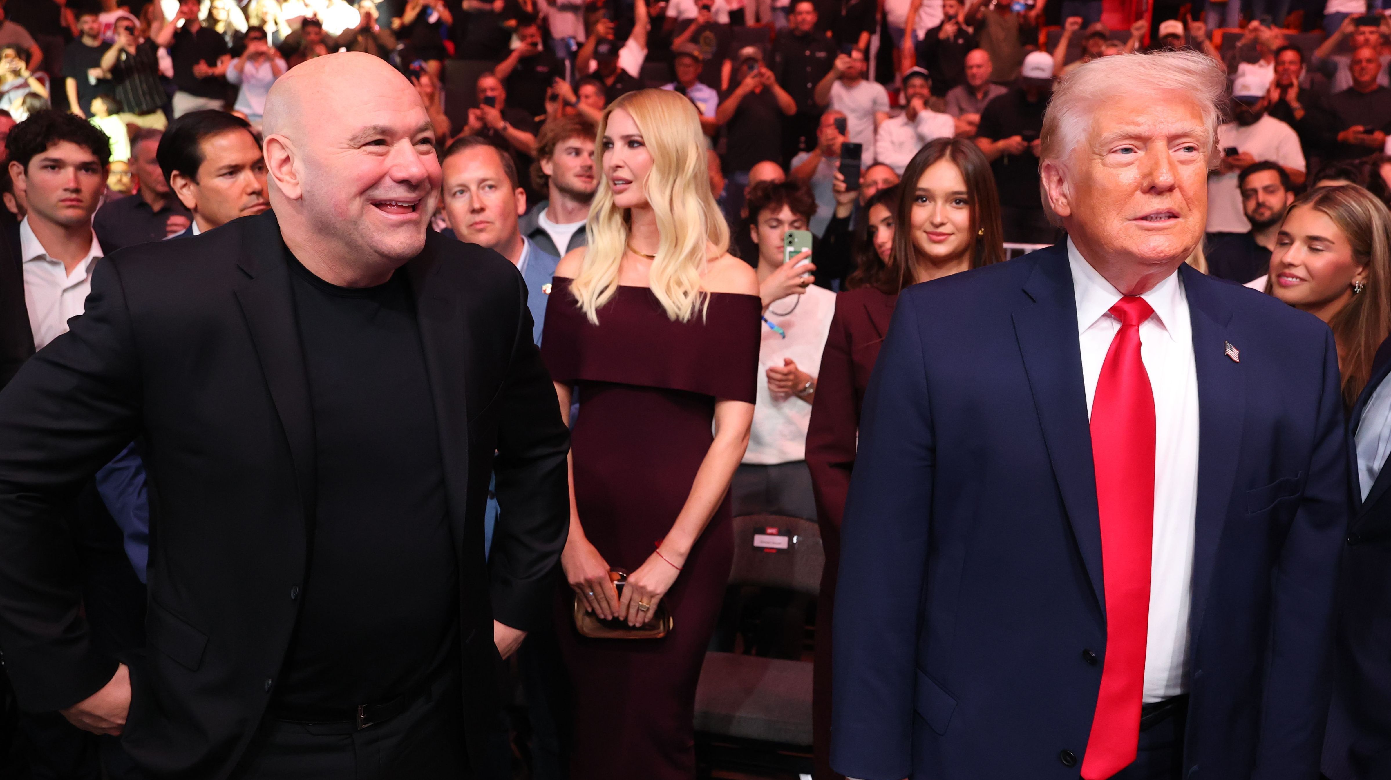 Donald Trump ao lado de Dana White durante o UFC 327
