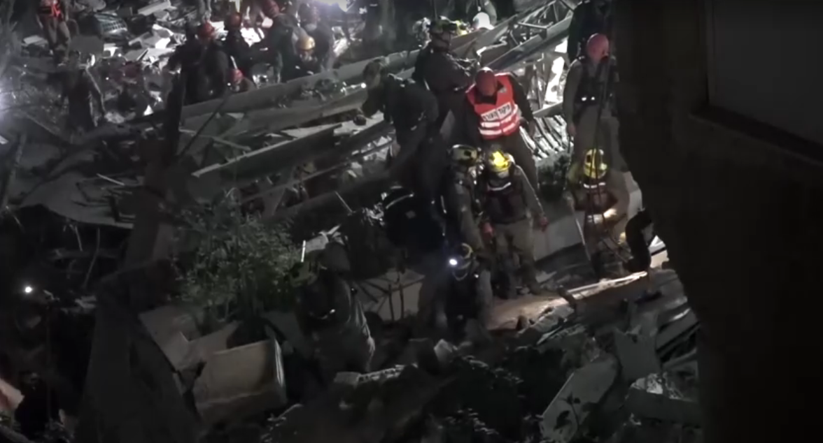 Equipes de emergência buscam desaparecidos após ataque atingir prédio em Israel