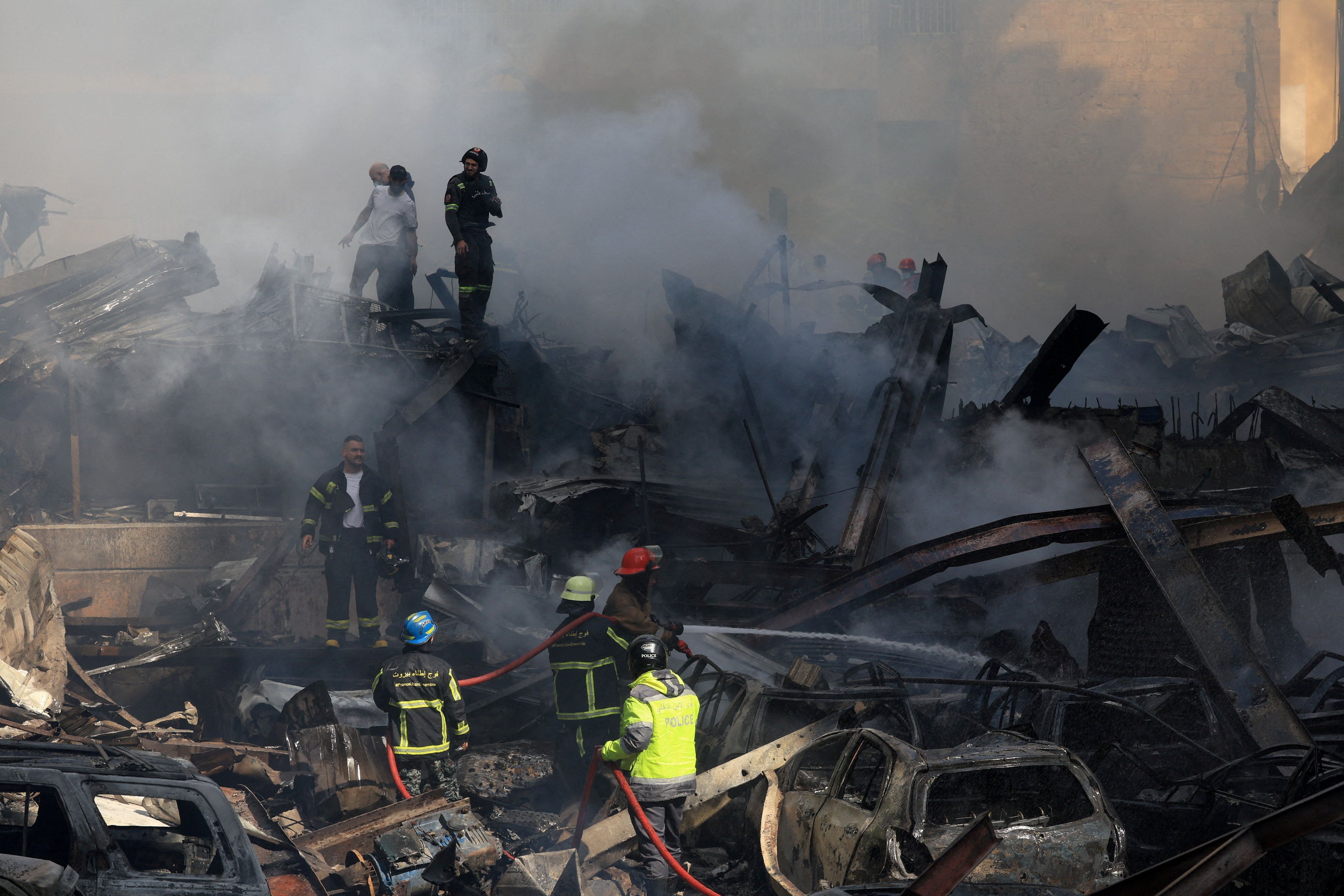 Equipes de resgate trabalham no local de um ataque israelense em Beirute
