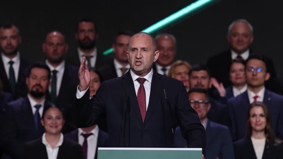 Pro-Russian ex-president Radev holds closing rally ahead of snap election