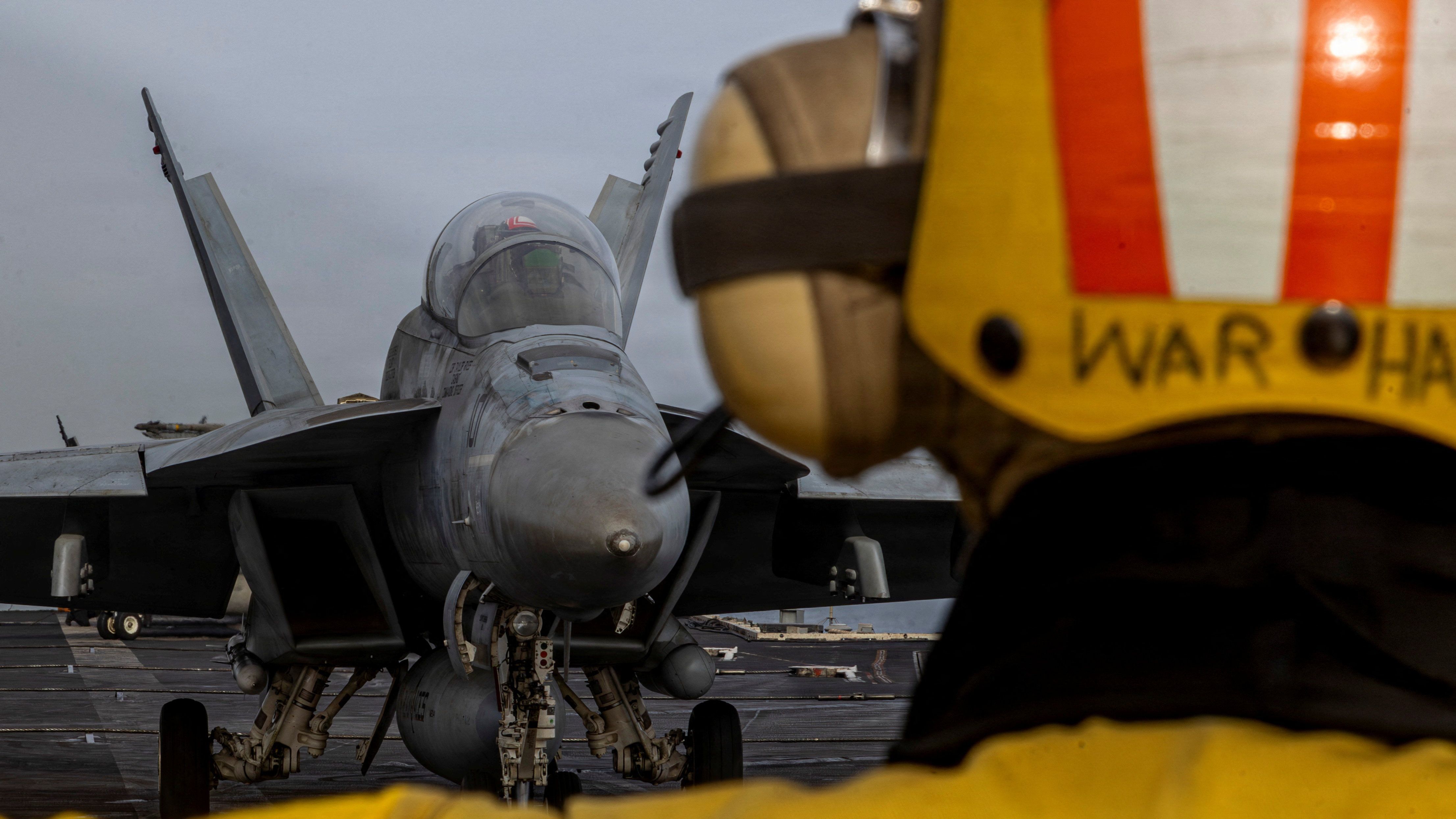 USS Abraham Lincoln realiza operações de voo durante a Operação Epic Fury