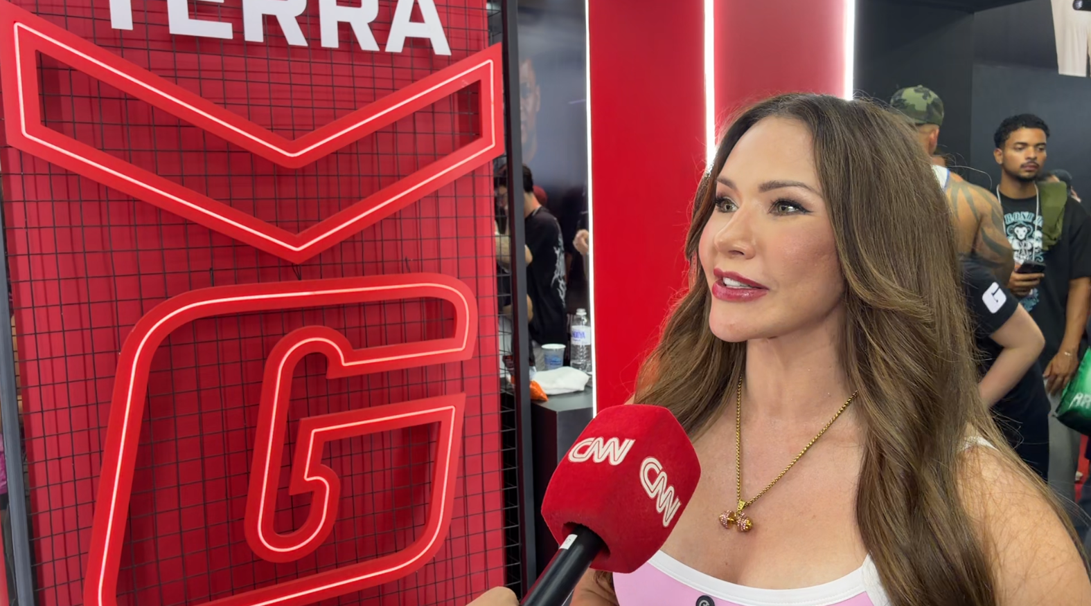 Francielle Mattos, tri-campeã da Wellness no Mr.Olympia, em entrevista à CNN