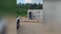 Vídeo: GCM joga bicicleta de entregador no córrego em Mogi das Cruzes (SP)
