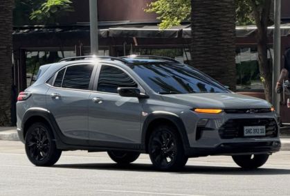 Flagra: Chevrolet Sonic é flagrado sem camuflagem em gravação de comercial